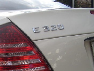Mercedes-Benz E class 用パーツ 『クローム エンブレム E320』 装着イメージ