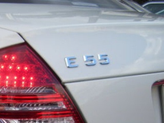 Mercedes-Benz E class 用パーツ 『クローム エンブレム E55』 装着イメージ