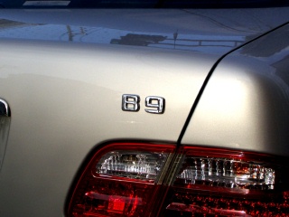 Mercedes-Benz E class 用パーツ 『クローム エンブレム B9』 装着イメージ