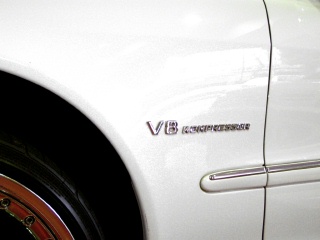 Mercedes-Benz CL class 用パーツ 『クロームエンブレム V8 KOMPRESSOR』 装着イメージ